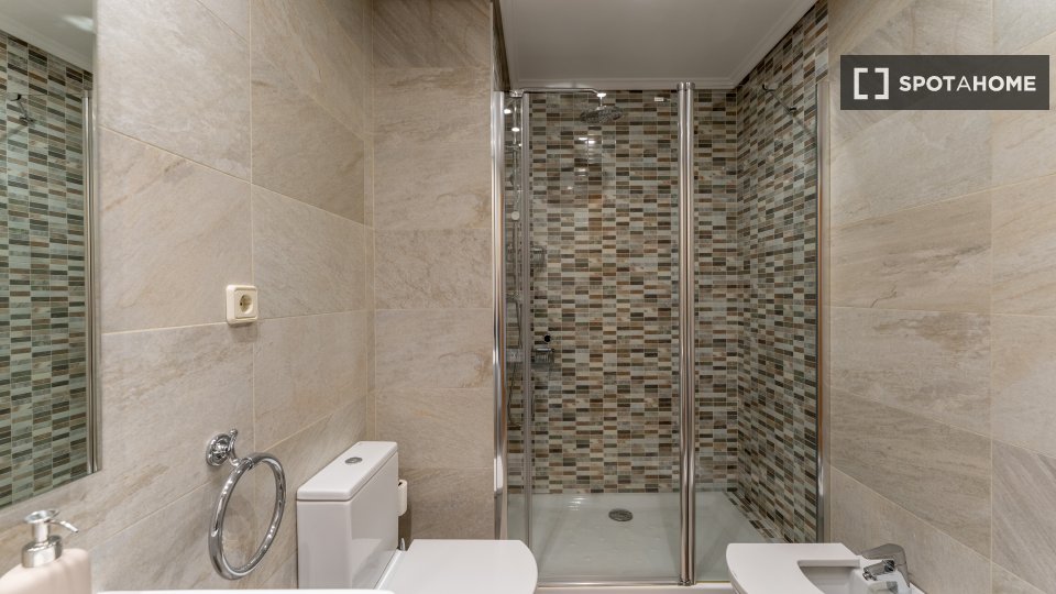 Double room Madrid, 5 beds — photo 15