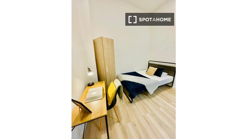 Double room Madrid, 12 beds, 185m² — photo 12