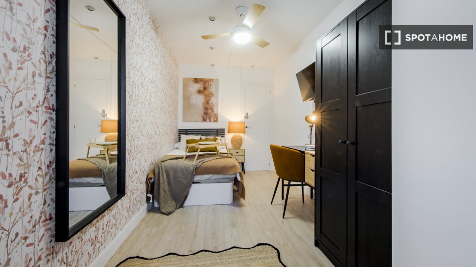 Double room Madrid, 6 beds, 110m² — photo 12