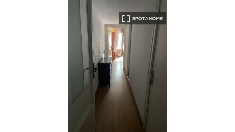 Double room Barcelona, 3 beds, 70m² — photo 9