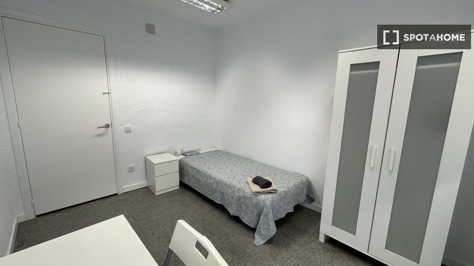 Double room Barcelona, 13 beds, 290m² — photo 13