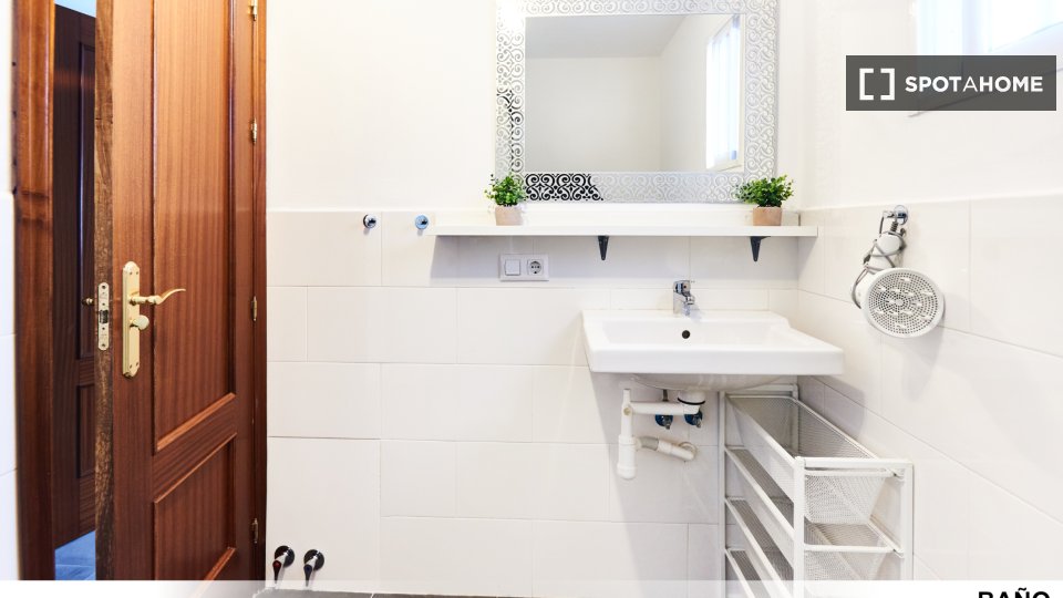 Double room Seville, 3 beds — photo 24