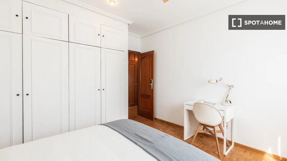 Camera in un appartamento condiviso con 6 camere da letto, Arrancapins - à Valence