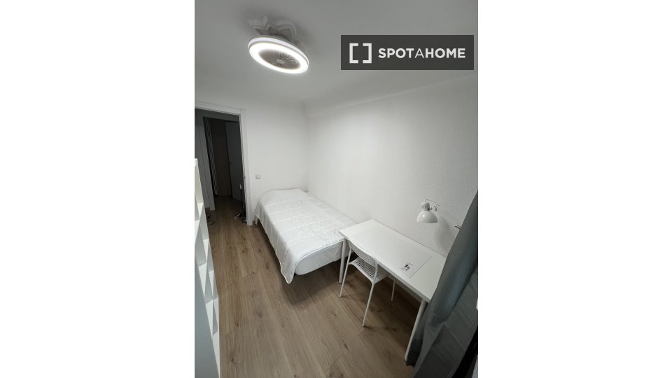 Double room Madrid, 4 beds, 65m² — photo 5