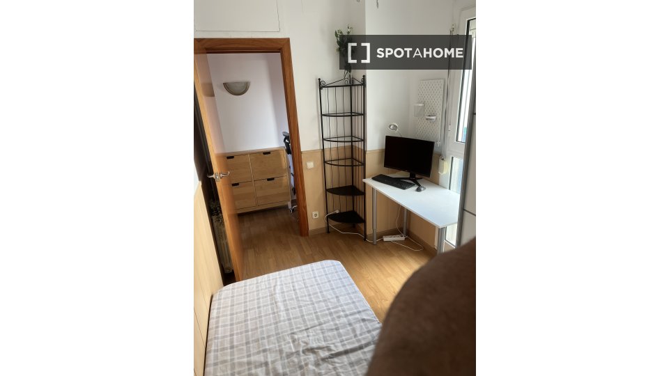 Double room Barcelona, 3 beds, 79m² — photo 5