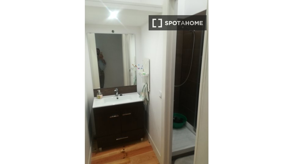 Double room Lisbon, 3 beds — photo 11