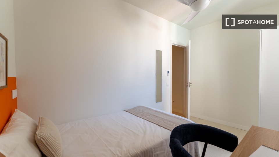 Double room Madrid, 3 beds — photo 9