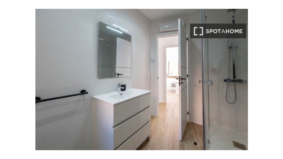 Double room Barcelona, 5 beds, 128m² — photo 23