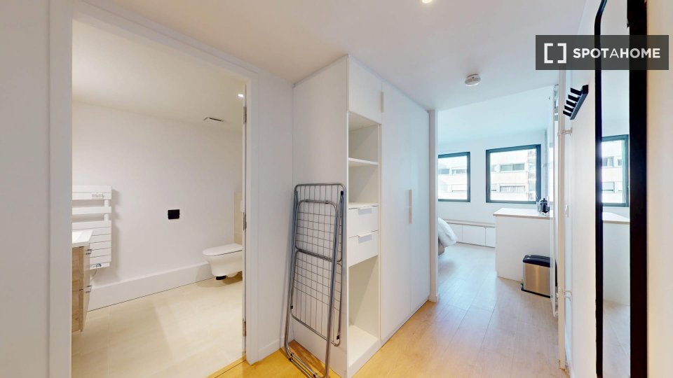 Camera in appartamento condiviso con 12 camere da letto a Cambronne-Garibaldi - a Parigi