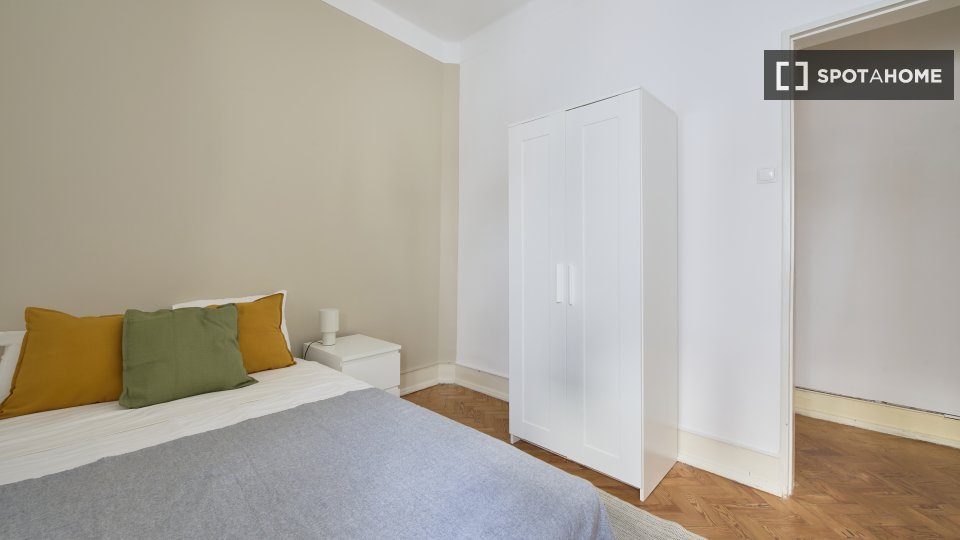Double room Lisbon, 5 beds — photo 12