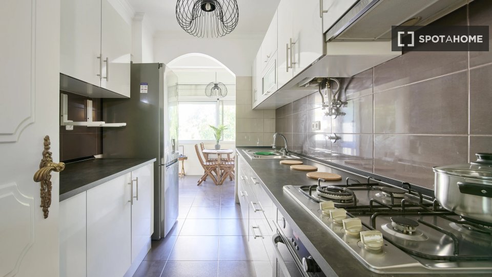Double room Lisbon, 5 beds — photo 6