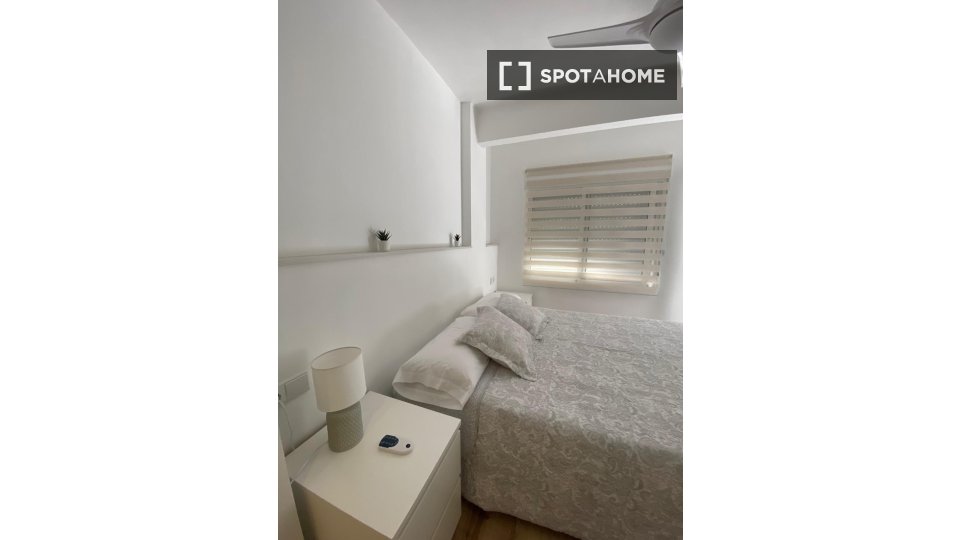 Camera in appartamento condiviso con 3 camere da letto a Trinitat, Valencia - à Valence
