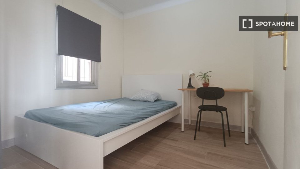 Double room Barcelona, 3 beds, 74m² — photo 4