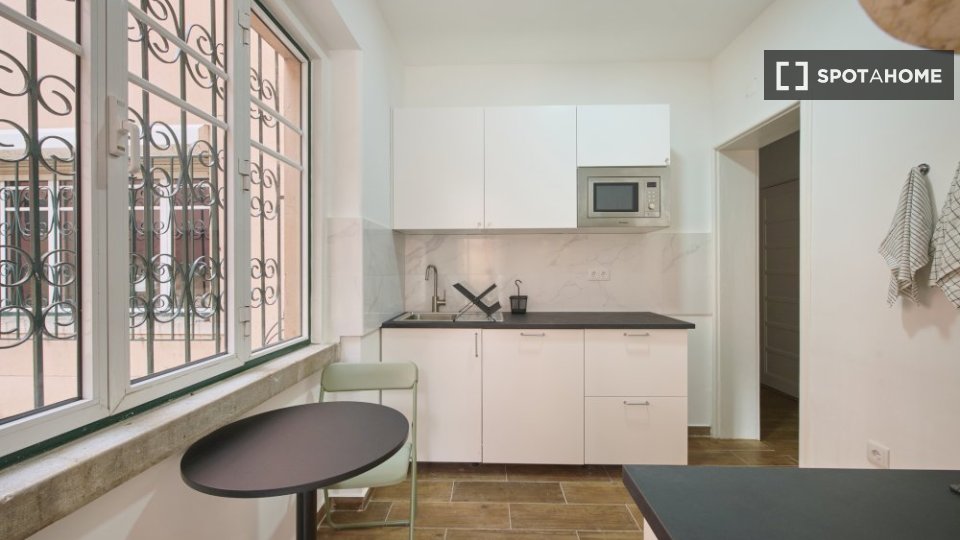 Double room Lisbon, 3 beds — photo 19