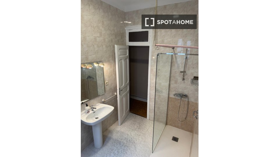 Double room Madrid, 3 beds, 118m² — photo 4