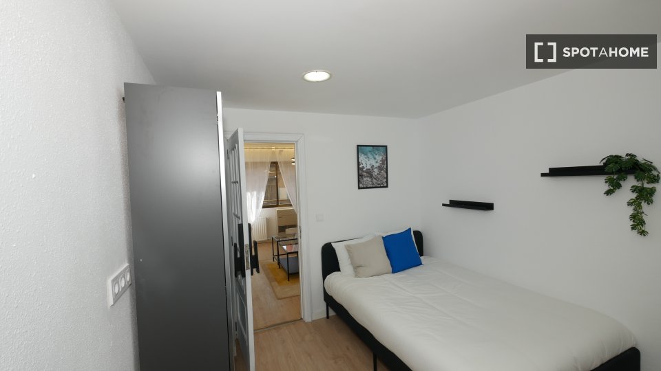 Camera in appartamento condiviso con 5 camere da letto a Cabanyal-Canyamelar - in Valencia