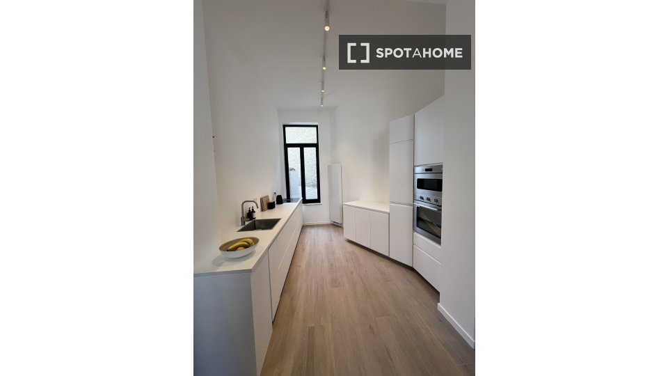 Double room Brussels, 9 beds, 13m² — photo 9
