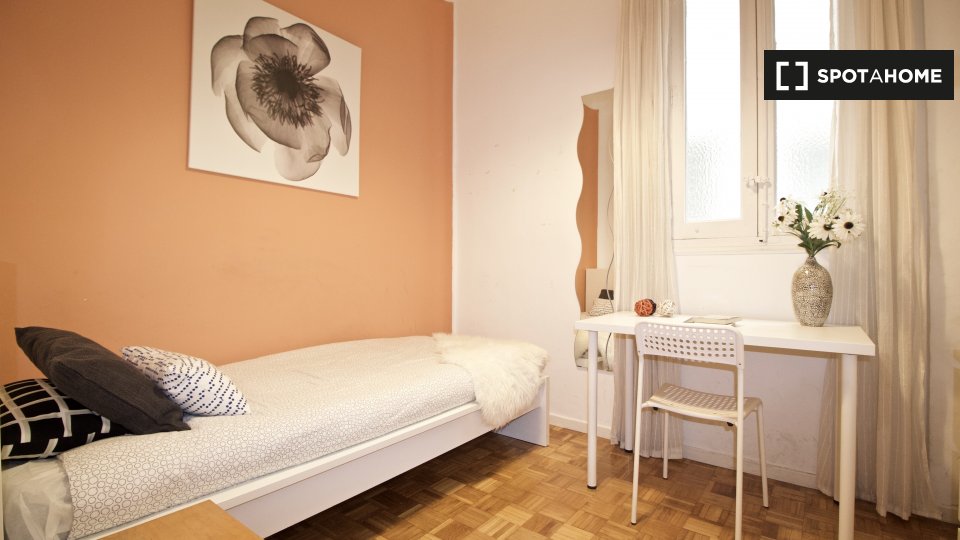 Double room Madrid, 6 beds, 140m² — photo 2