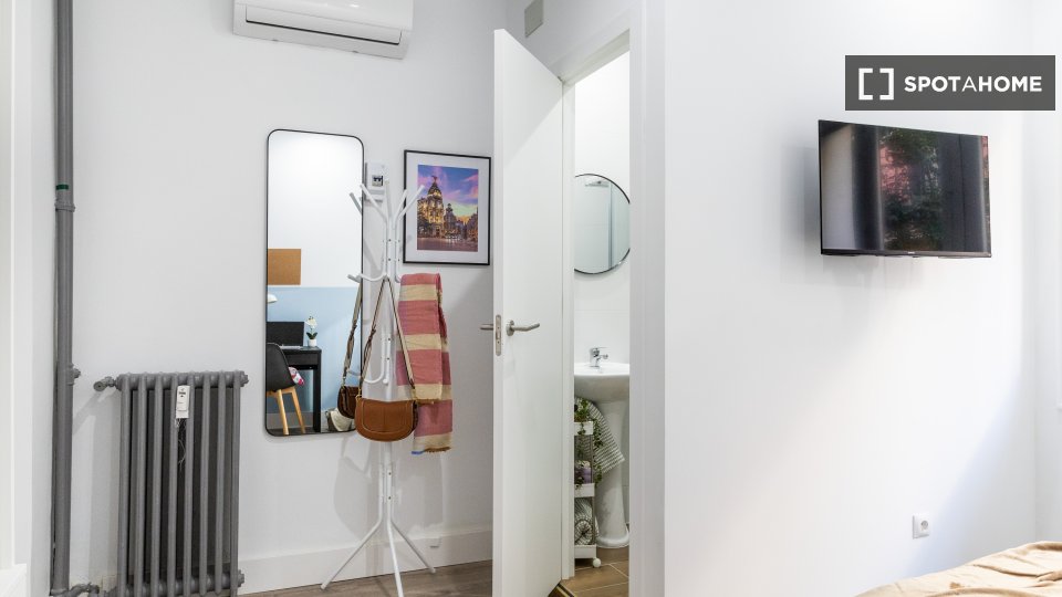Double room Madrid, 9 beds, 210m² — photo 14