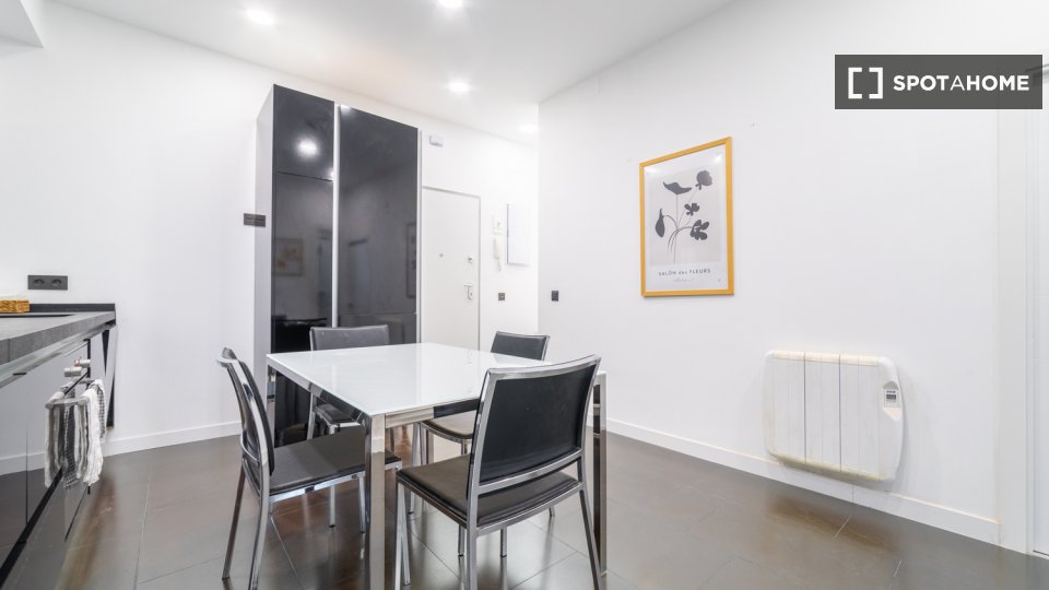 Double room Madrid, 9 beds, 108m² — photo 14
