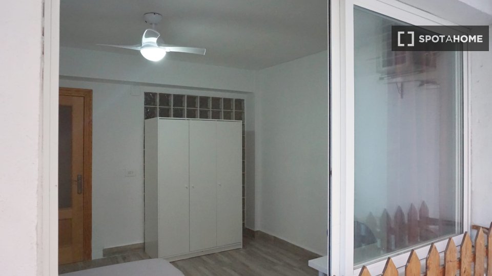 Double room Valencia, 5 beds, 140m² — photo 2