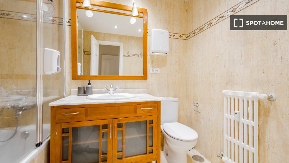 Double room Madrid, 13 beds, 266m² — photo 16
