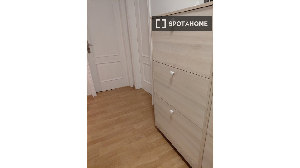 Double room Lisbon, 3 beds, 124m² — photo 15