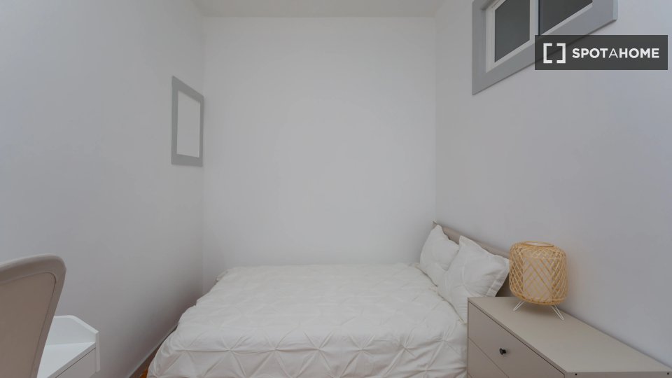 Double room Lisbon, 5 beds — photo 10
