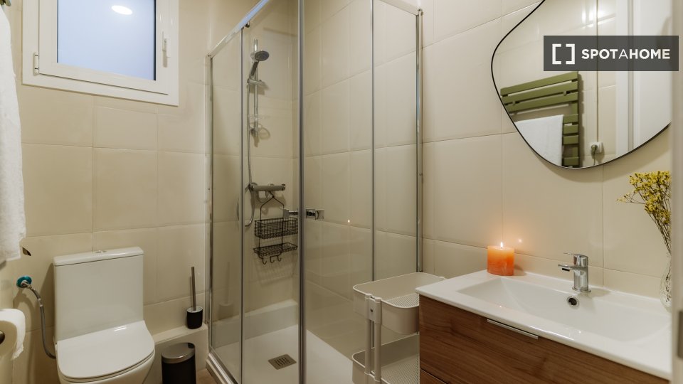 Double room Barcelona, 3 beds, 90m² — photo 1