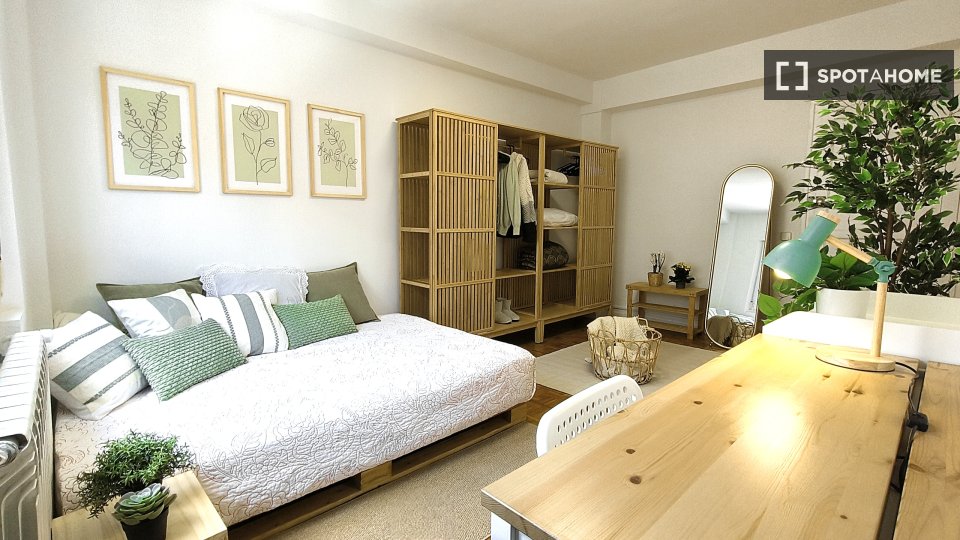 Double room Pamplona, 5 beds, 124m² — photo 13