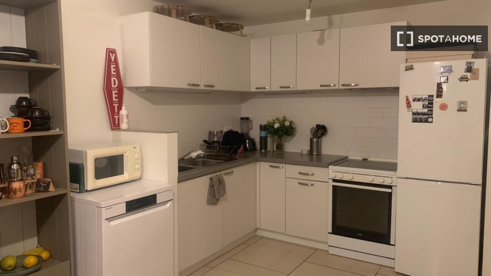 Double room Brussels, 1 bed, 98m² — photo 4