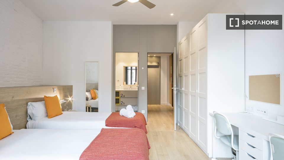 Double room Barcelona, 3 beds — photo 13