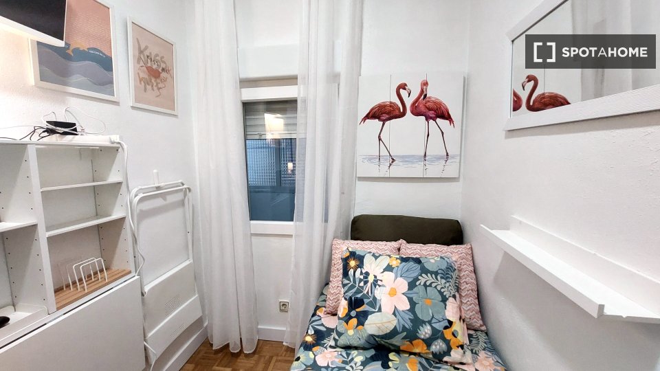 Double room Madrid, 4 beds, 61m² — photo 3