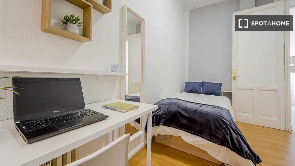 Double room Madrid, 8 beds, 200m² — photo 26