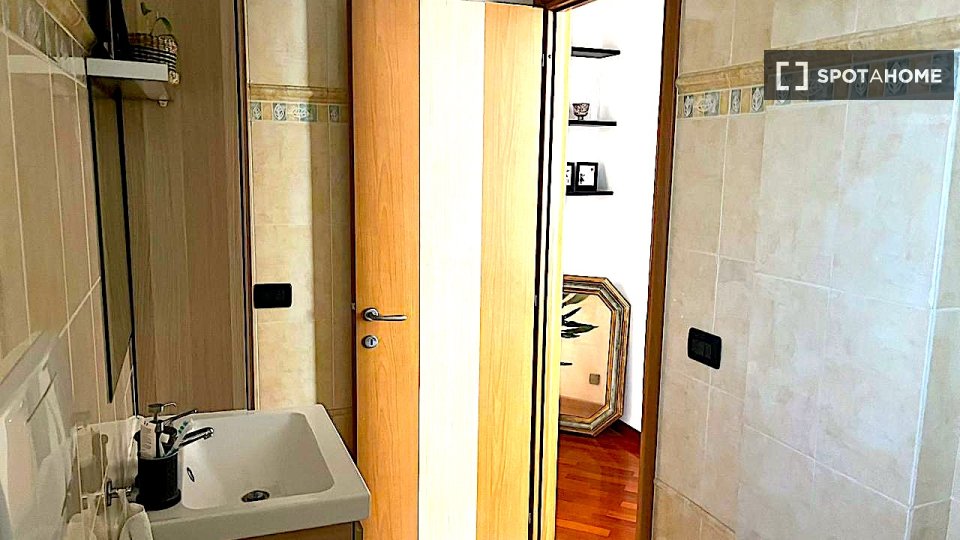 Double room Genoa, 3 beds, 93m² — photo 8