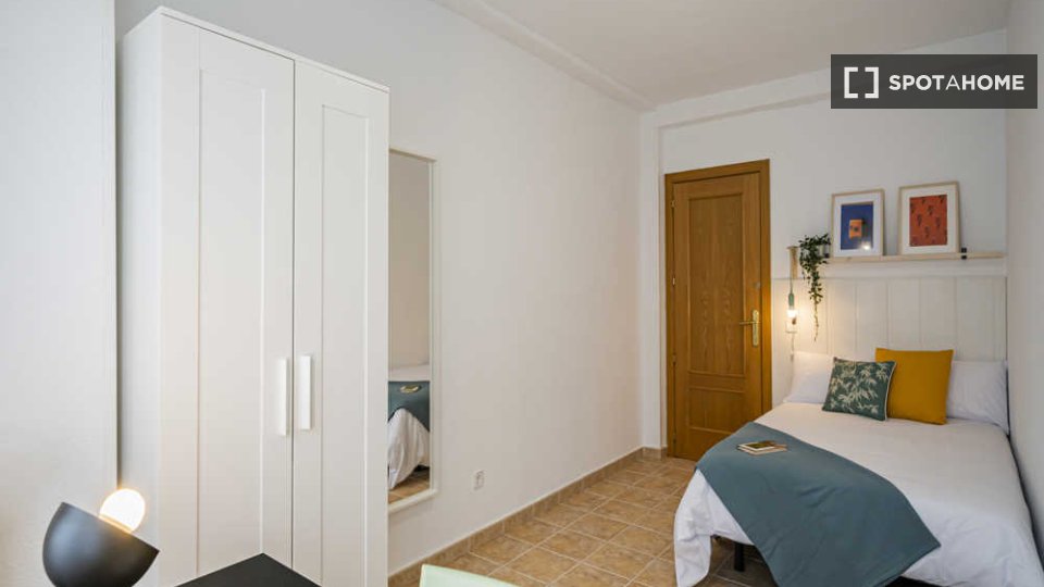 Se alquila habitación en piso compartido en Valdeacederas, Madrid