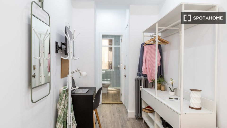 Double room Madrid, 9 beds, 210m² — photo 2