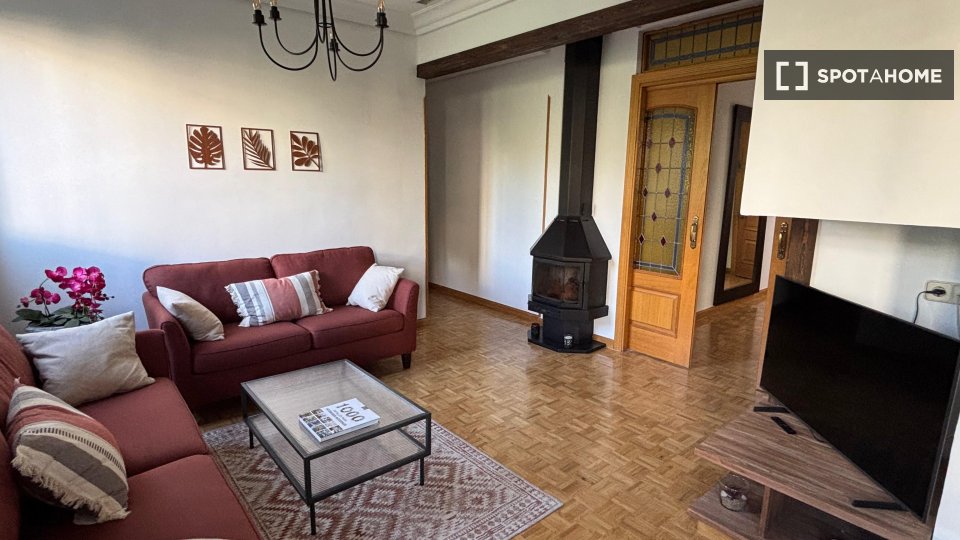 Piso de 3 habitaciones en alquiler en Vallehermoso, Madrid.