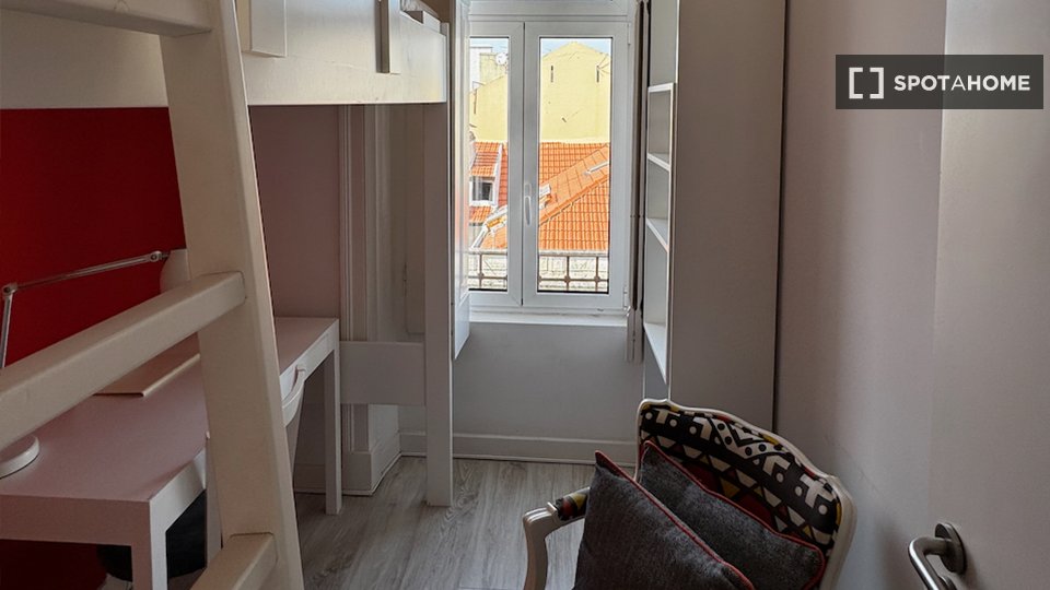 Double room Lisbon, 4 beds — photo 13