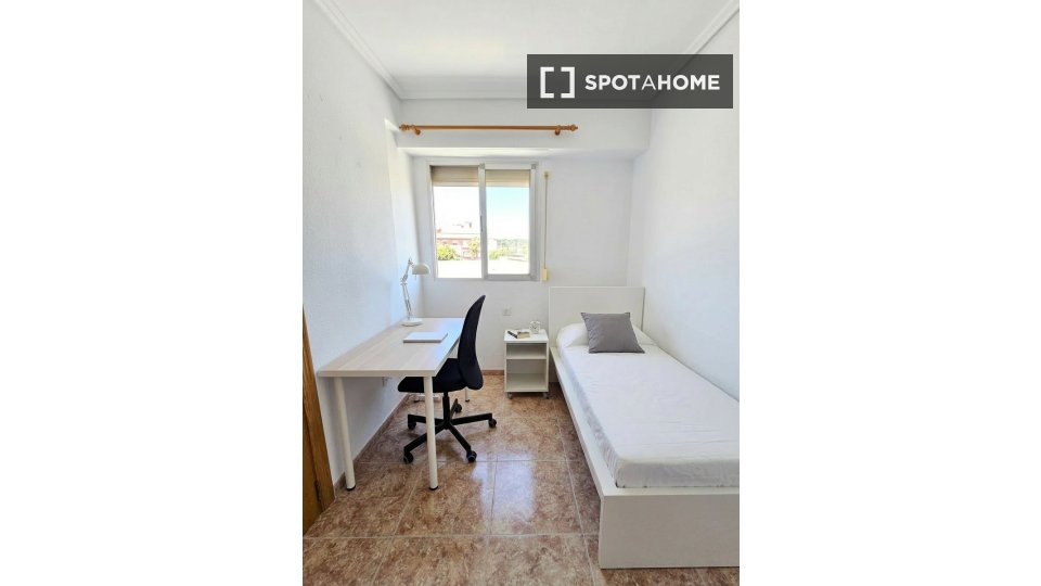Camera in affitto in un appartamento condiviso con 4 camere da letto a Moncada. - in Valencia