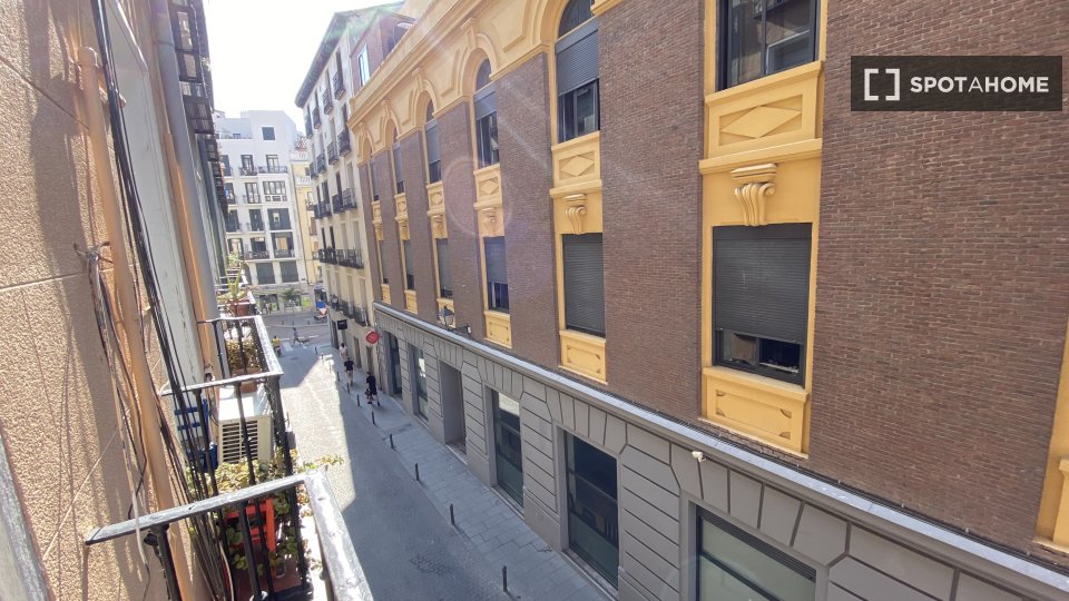 Double room Madrid, 3 beds — photo 9