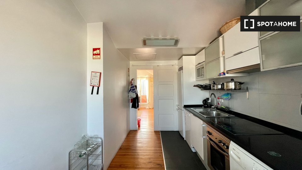 Apartment Lisbon, 2 beds, 75m² — photo 3