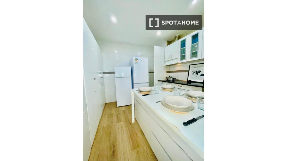 Double room Madrid, 12 beds, 185m² — photo 16