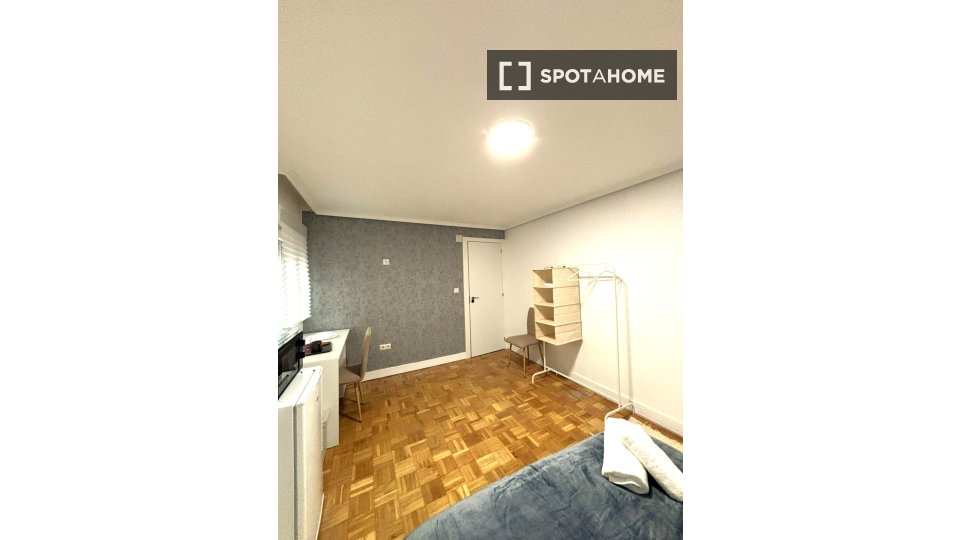 Double room Madrid, 8 beds, 160m² — photo 25