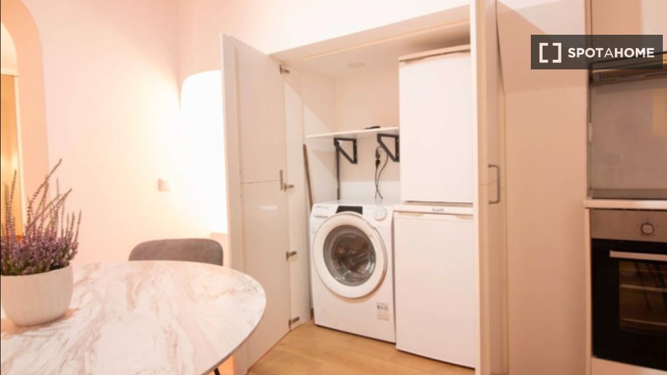 Apartment Lisbon, 2 beds, 66m² — photo 11