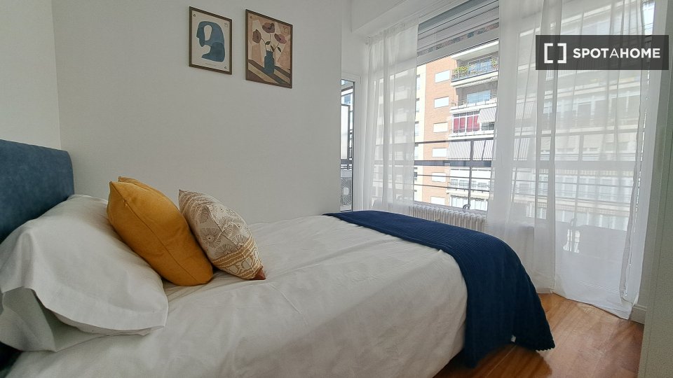 Double room Madrid, 14 beds, 200m² — photo 11