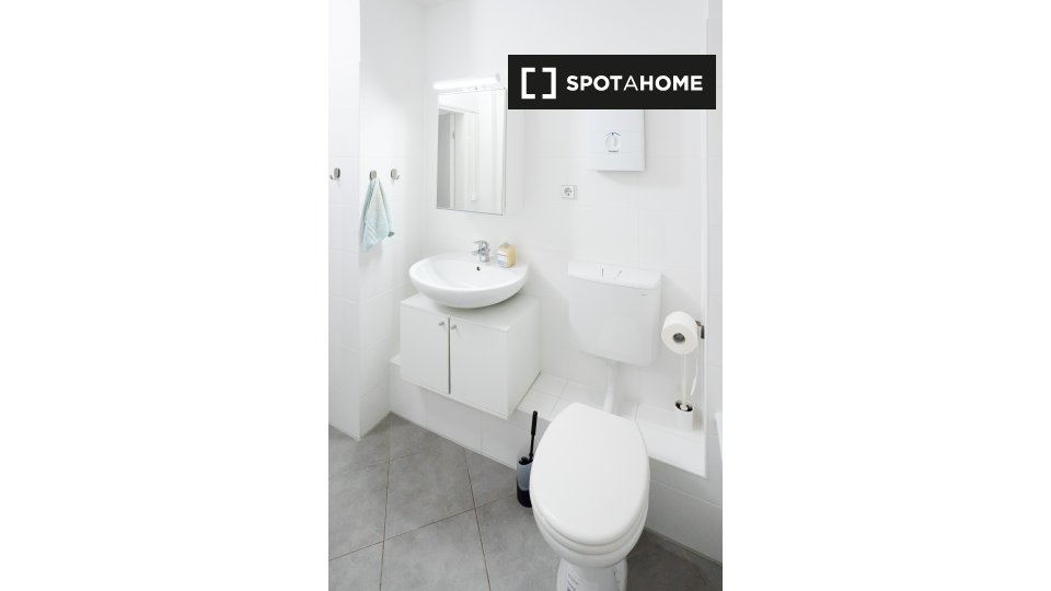 Double room Dusseldorf, 4 beds — photo 15