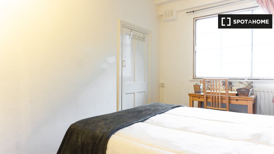 Double room London, 3 beds — photo 2