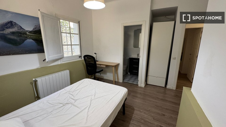 Double room Barcelona, 6 beds, 227m² — photo 10