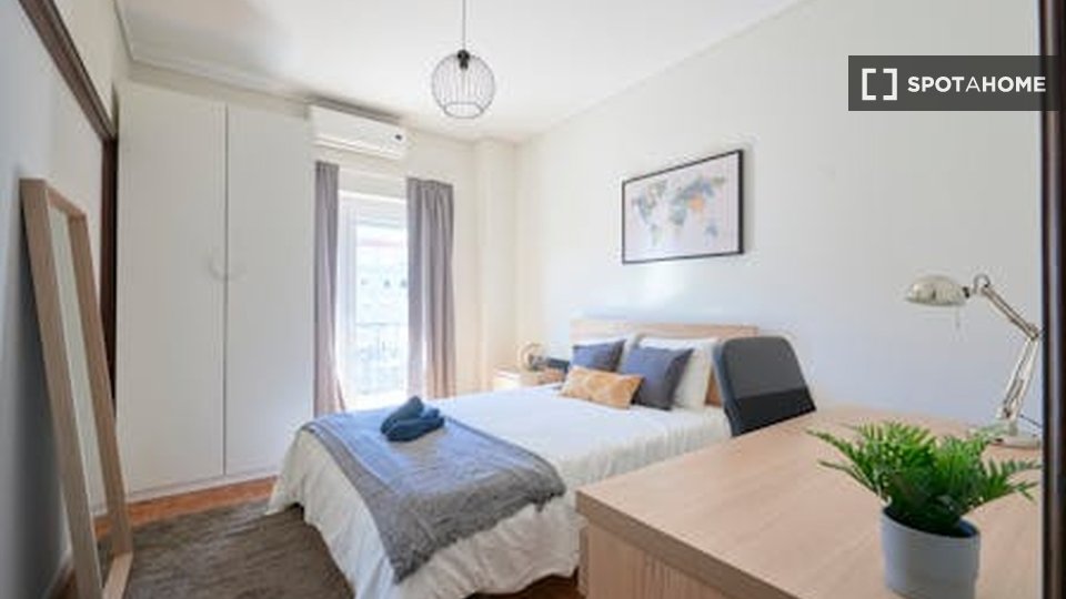Double room Lisbon, 5 beds — photo 12